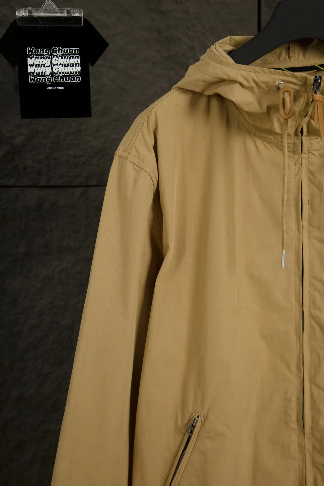 P290 Actual photo [Popular item] Style number: 25109# (on sale all year round) Color: khaki/navy blue Size: S to XL - Ralph Lauren/Ralph Lauren Solid color logo embroidered cotton soft shell fabric hooded assault jacket - the face is the same as the original 32 high count plain super soft carbon grinding ✅ - Brand POLO three zippers Customized back collar webbing Dark and light two-color oil edge leather strips ✅ - Ralph Lauren/Ralph Lauren's classic men's and women's bomber zipper hooded jacket. It has an elegant and fashionable style with any wear. It has a retro and relaxed feel. The hood and zipper elements add to the casual casualness. The paper man effect on the upper body can be perfectly controlled whether it is sports style or casual style ✅
